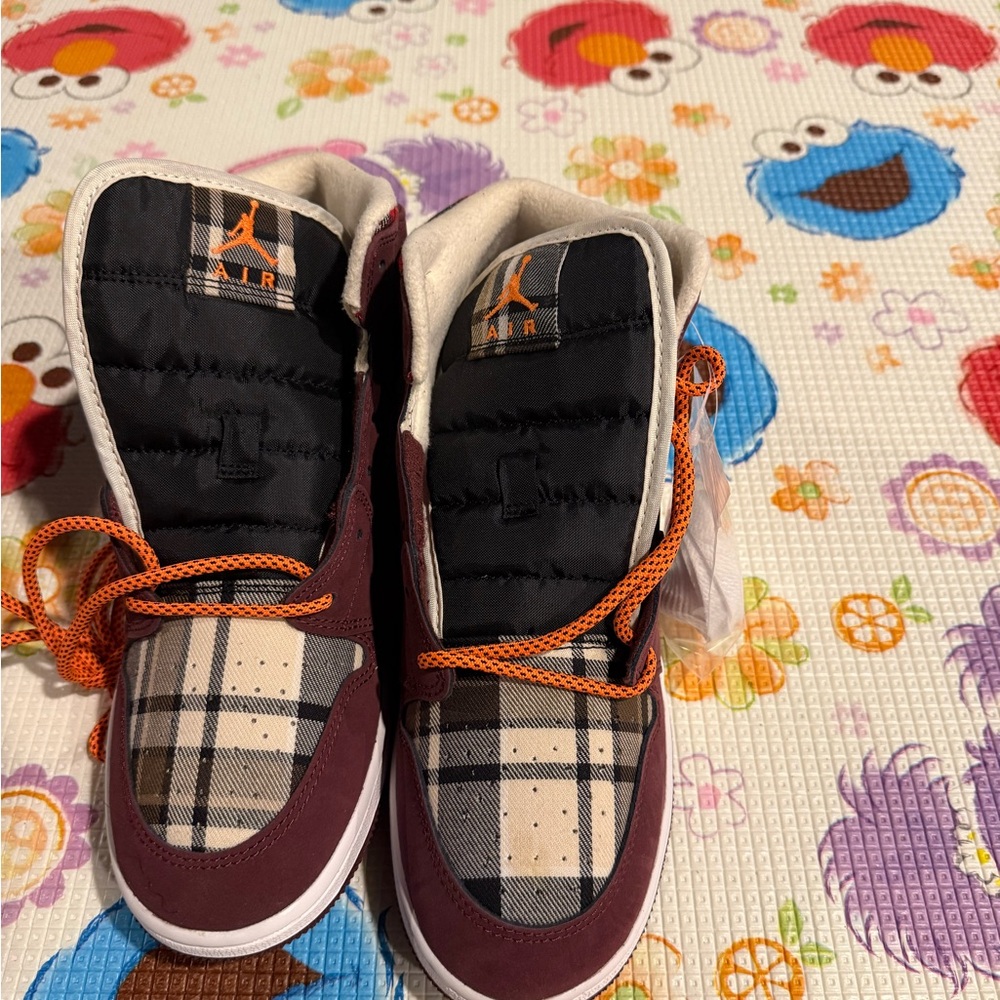 Jordan Air 1 Mid SE (GS) in Night Maroon and Total Orange - Picture 3 of 6